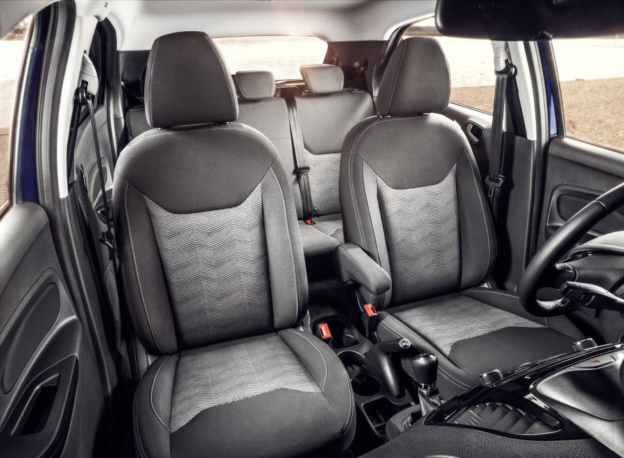Интерьер Ford Ka+ 2016 года  (EU) (фото 13 из 40)
